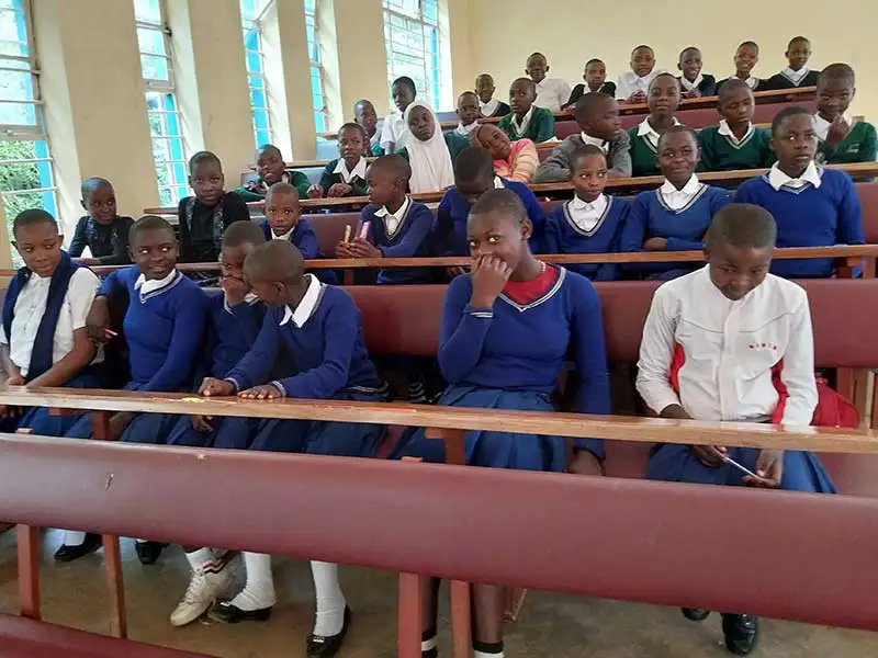Alumnas que se están inscribiendo en la escuela Hekima. Para las niñas formarse en la escuela de secundaria es una oportunidad única.
© Hekima Girls' Secondary School Alumnas que se están inscribiendo en la escuela Hekima. Para las niñas formarse en la escuela de secundaria es una oportunidad única.