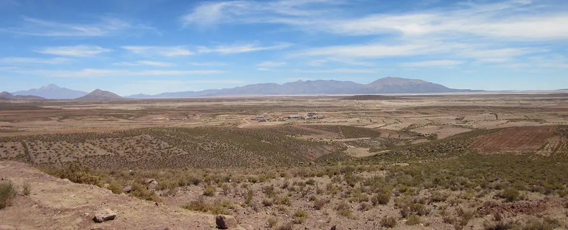 Das Hochland der Anden: Eine nachhaltige Bewirtschaftung benötigt den Schutz der Böden, beispielsweise durch Strauchbewuchs, Mischkulturen und Schonflächen. Das Hochland der Anden: Eine nachhaltige Bewirtschaftung benötigt den Schutz der Böden, beispielsweise durch Strauchbewuchs, Mischkulturen und Schonflächen.