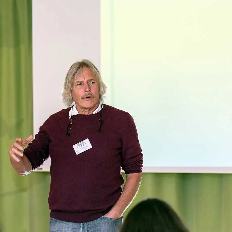 Joachim Milz, Direktor der Stiftung ECOTOP, erläutert das Prinzip der dynamischen Agroforstwirtschaft in einem Workshop bei Rapunzel Naturkost. Joachim Milz, Direktor der Stiftung ECOTOP, erläutert das Prinzip der dynamischen Agroforstwirtschaft in einem Workshop bei Rapunzel Naturkost.
